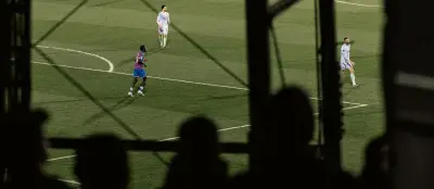 Polémica en Bosnia: Hinchas del Crystal Palace alentaron tras rejas en partido de Conference League