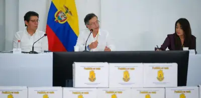 Polémica por foto de alcaldes cordobeses esperando en el suelo para reunirse con Petro