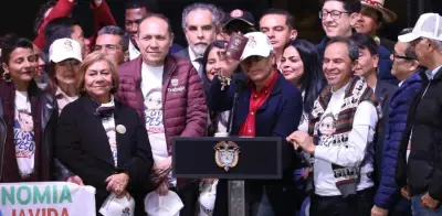 Presidente Petro presenta nuevo pasaporte colombiano con símbolos nacionales