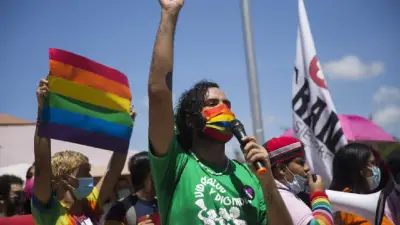 Protesta en Nueva York por retiro de bandera arcoíris en Stonewall