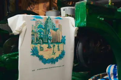 QUEST y La Linterna lanzan cápsula de camisetas que fusionan arte tipográfico del siglo XIX con moda contemporánea