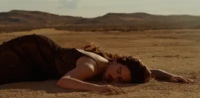 Rosalía estrena videoclip de 'Sauvignon Blanc' con una 'pareja invisible' en el desierto