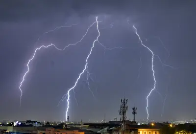 Tormenta eléctrica azota Cali en madrugada intensa: apagones y temor en barrios del sur