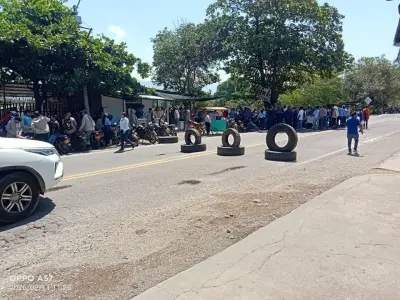 Trabajadores de palma bloquean vía en Cesar ante amenaza de desalojo de hacienda