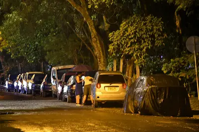 Vecinos de Cali denuncian invasión de carros abandonados en espacio público por años