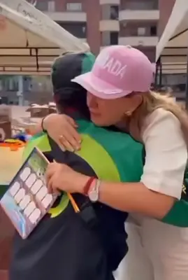 Vendedor ambulante en Huila dona útiles escolares y su gesto solidario se viraliza en redes