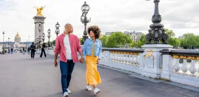 Viajes en pareja dominan el turismo colombiano con 43% de reservas en 2025