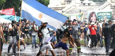 Violentos disturbios en Buenos Aires durante debate de reforma laboral de Milei