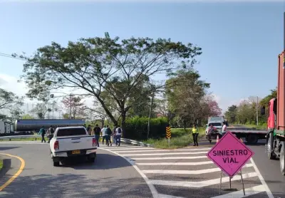 Volcamiento de tractocamión con combustible cierra vía en Atlántico hasta las 6:00 p.m.