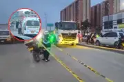 Accidente fatal en la Calle 13 de Bogotá: ciclista muere atrapado entre dos camiones