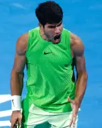 Alcaraz supera a Royer en Doha y avanza a cuartos con remontada épica