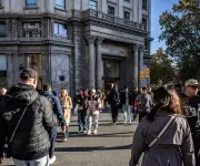 Amnistía migratoria en España colapsa servicios y genera avalancha de solicitantes