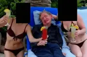 Archivos de Epstein revelan foto de Stephen Hawking con dos mujeres en traje de baño