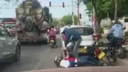 Atracan a motociclista frente a su hijo en concurrida vía de Santa Marta