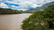 Auxiliar de la Policía desaparece tras caer al río Cauca en Fredonia, Antioquia