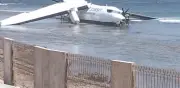 Avión se estrella en playa de Somalia tras falla técnica minutos después del despegue