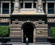 Banxico advierte incertidumbre por aranceles a productos asiáticos y pospone meta inflacionaria