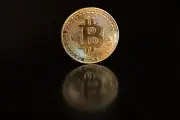 Bitcoin cae por debajo de $67,000 mientras acciones suben, divergencia continúa