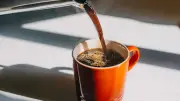 Café con moderación podría reducir riesgo cardíaco según estudios observacionales