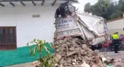 Camión recolector se incrusta en vivienda del centro histórico de Bogotá