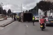 Caos vial en Bogotá por volcamiento de camión en Autopista Sur: trancón supera una hora