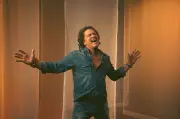 Carlos Vives anuncia gira 'Tour al Sol' en Colombia con nuevo sencillo 'Te Dedico'
