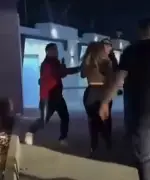 Celos en San Valentín: Mujer golpea auto con bate tras sorprender a esposo en motel