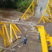 Colapso de puente en Boyacá deja obreros heridos y posiblemente atrapados en el río