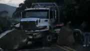 Conductor de tractomula escapa milagrosamente tras caída de rocas en La Pintada, Antioquia