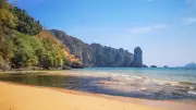Derrame de petróleo en Tailandia contamina playas vírgenes de Phuket y amenaza turismo