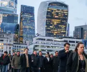 Desempleo en Reino Unido alcanza su nivel más alto en cinco años, presionando al Banco de Inglaterra