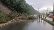 Desprendimiento de tierra cierra Autopista Medellín-Bogotá tras fuertes lluvias en Antioquia