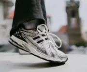 El boom de las zapatillas plateadas: tendencia que domina las búsquedas en España