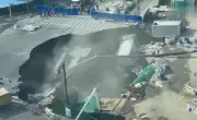 Enorme socavón se abre en calle de Shanghai durante obras del metro