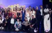Exparticipantes de 'La Casa de los Famosos' se besan en el Carnaval de Barranquilla