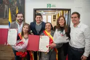 Gloria y Blanca, comerciantes de plaza, reciben máxima condecoración del Concejo de Bogotá
