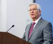 Gobernador de la FED advierte sobre desvanecimiento de euforia cripto tras elección de Trump