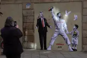 Grafiti de Bad Bunny en Barcelona critica políticas migratorias de Trump