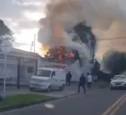 Incendio consume árbol dentro de vivienda en el norte de Bogotá, bomberos controlan emergencia
