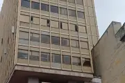 Incendio en banco Sudameris del centro de Bogotá deja dos heridos; bomberos controlan emergencia