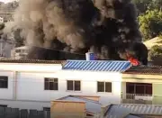 Incendio en Málaga, Santander, consumió local comercial y requirió más de 6.000 galones de agua