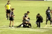 Invasión de campo en Puerto Rico: hincha derriba a Messi con llave de lucha libre