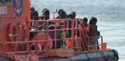 Italia endurece política migratoria con expulsiones aceleradas y bloqueos navales