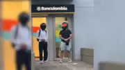 Joven en Cali contrata escoltas para retirar dinero en cajero: video viral refleja temor ciudadano