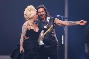 Juanes y Mon Laferte brillan en dueto en el Festival de Viña del Mar en Chile