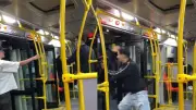 Jóvenes enfrentan a presunto ladrón armado dentro de bus de TransMilenio en Bogotá