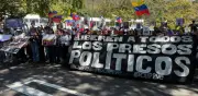 Jóvenes venezolanos protestan masivamente exigiendo libertad de presos políticos y democracia