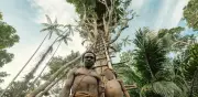 Korowai: la tribu de Papúa que vive en casas a 30 metros de altura y su contacto con el mundo
