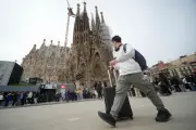 La Sagrada Familia coronará su torre de Jesucristo en junio, pero enfrenta conflicto por su fachada principal