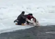 Madre e hija rescatadas de río helado en China tras intentar selfie peligrosa